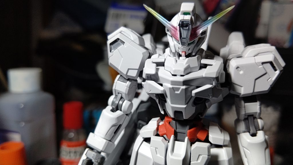 肩にマイナスモールド入れたり、ラインを筋彫りで追加したり。