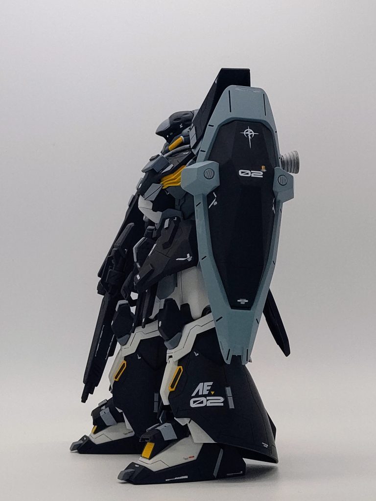 シールドにはマフティのデカール。ベースキットがF02型なので02デカールも。カラーが黒で目立ちずらいですがスジボリも入れて立体感を出しています。  