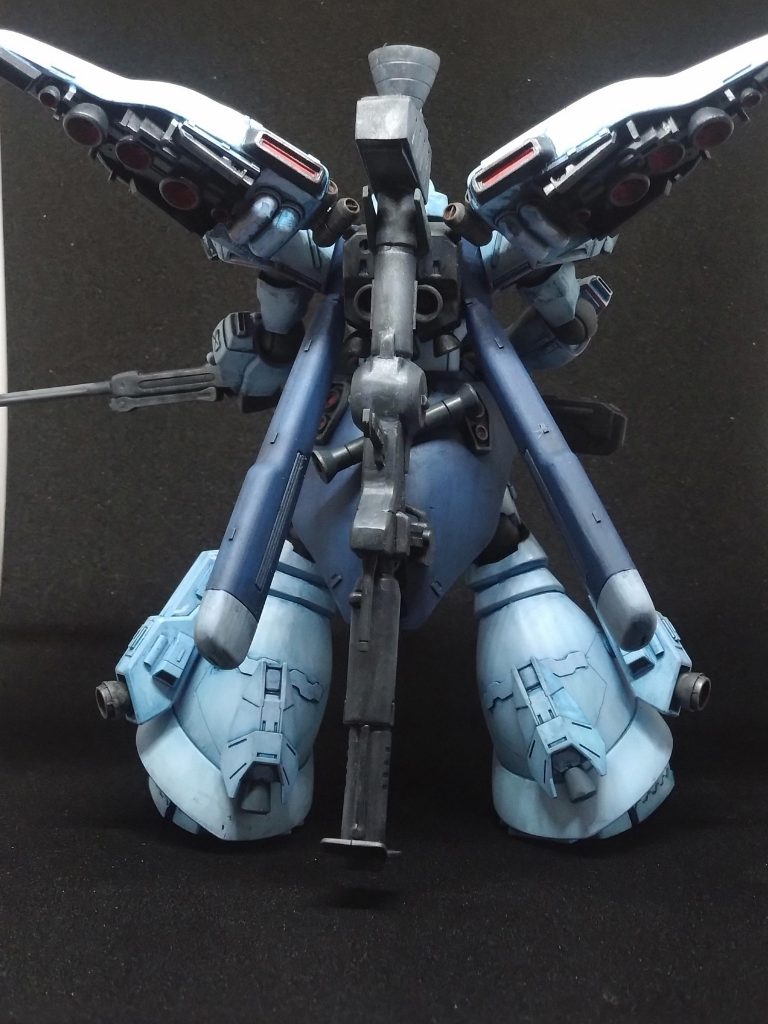 背中はスーパー手抜き。っていうかバズーカ、バーニアで燃えてまうやんけ。