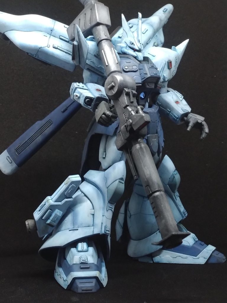 バズーカ。多分、ザクⅢのライフル?に旧キット、ケンプファーのバズーカを無理やり接着。