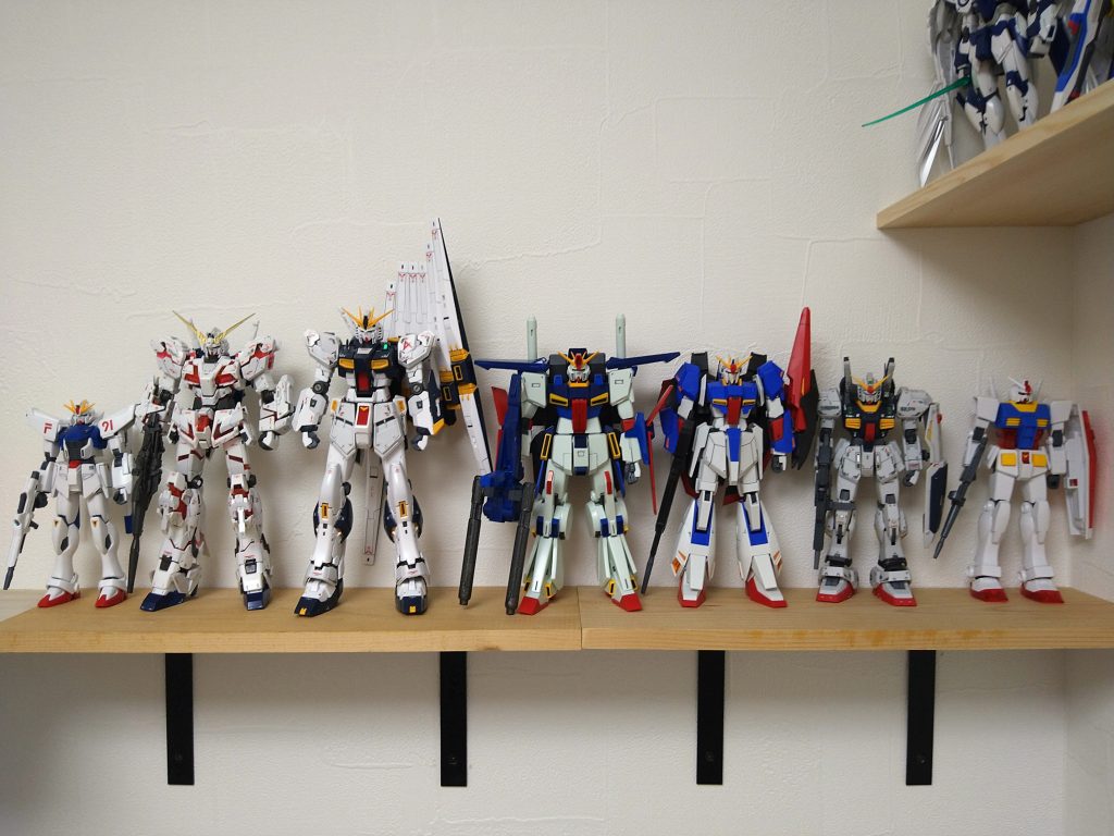 過去作と一緒に。恐竜的進化って感じですね。V2とクスィーも確保してるのでいずれ作ってまた並べたいです。