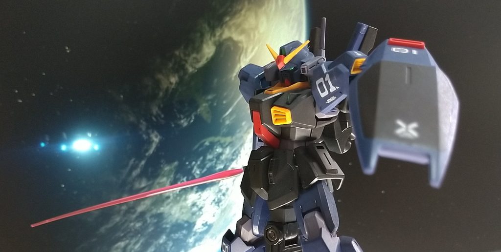 PCのモニターを背景に。