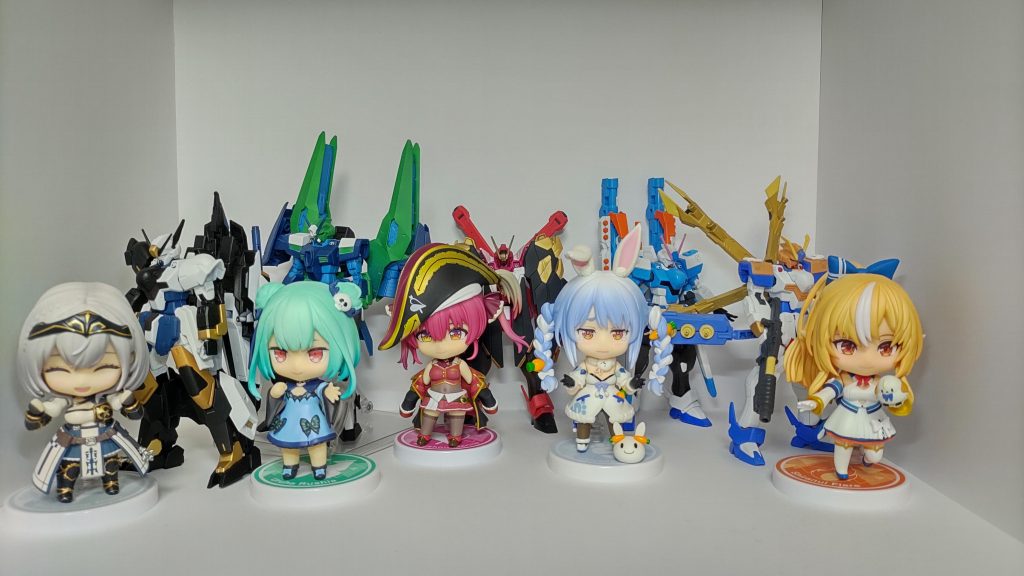 追記:3期生クロスボーンガンダムが完成ということで、ねんどろいど共々全員並べて。ということで、もし良ければ他のメンバーモチーフも見て頂けると嬉しいです。