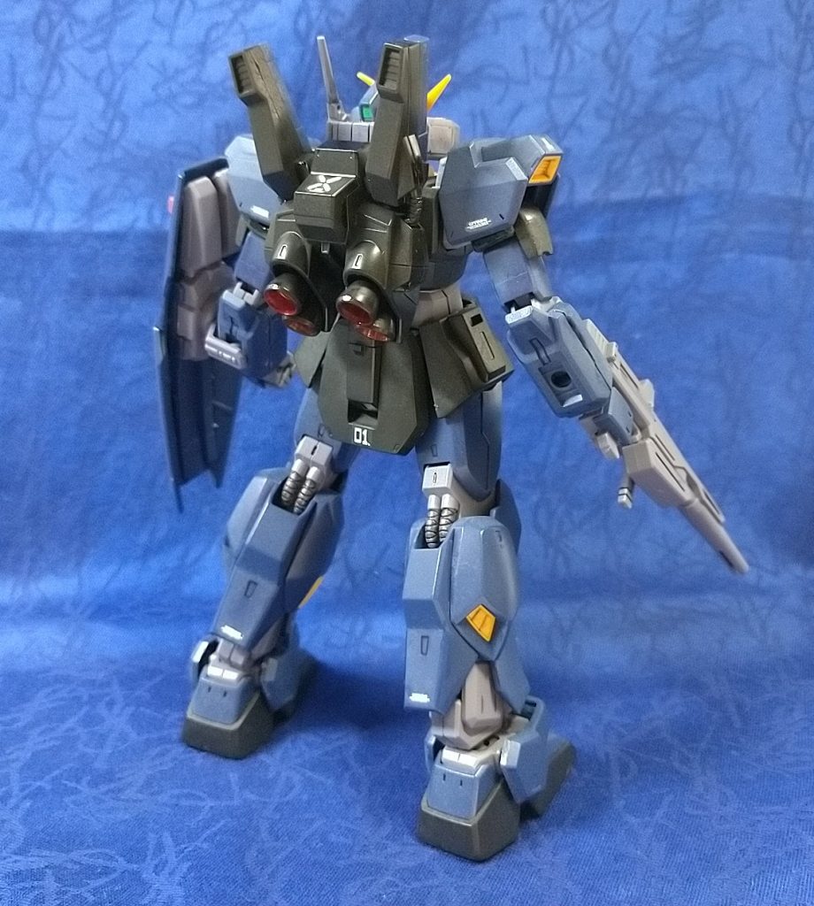 背面の造形も良き。かかと等、ゲート処理の跡が白く目立ってしまっていましたが、成形色と同系色のリアルタッチマーカーでごまかしています。