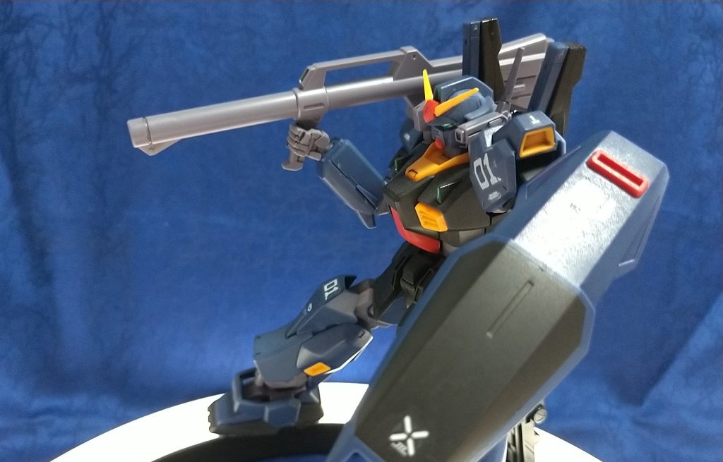 バズーカを構えると、ちょっと窮屈な感じに。