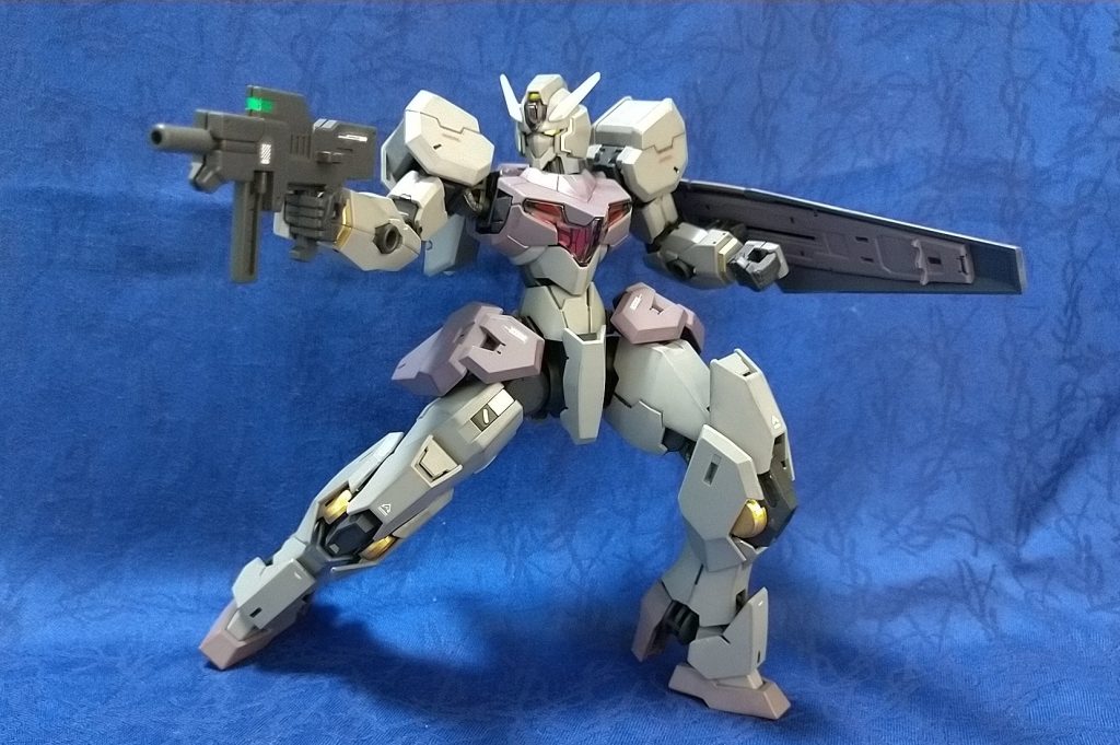 この機体、稼働域が素晴らしくポージングも楽々。全塗装してしまうと塗装剥げが気になって動かしづらくなりそうなので、塗装はそこそこでいいかも。