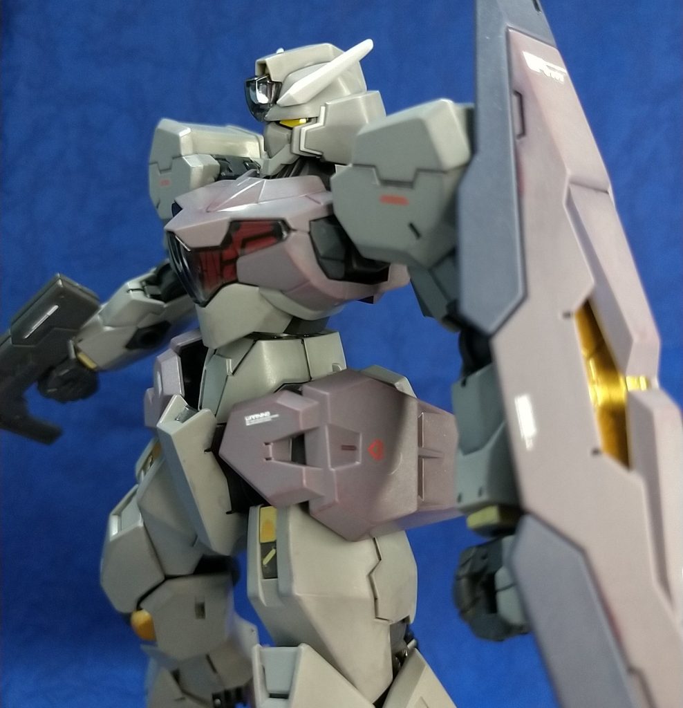 無表情に見えるのは、無人機だからというイメージですね。