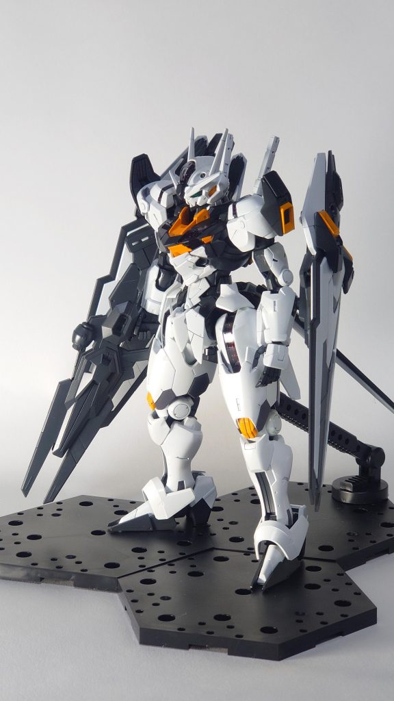 ・カラーはνガンダムをイメージして塗装しました。初塗装で何かお手本となるようなカラーリングがないか模索していたのですが、好きなMSに寄せちゃいました😅