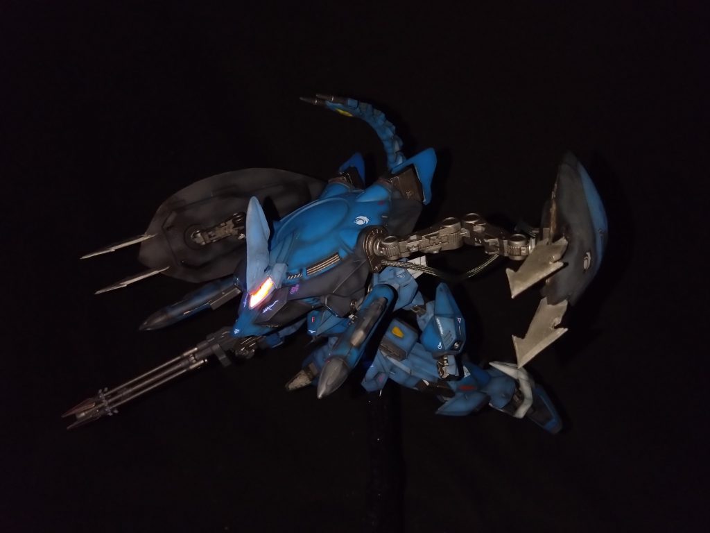 ミサイルポッドはMGのF90のMタイプ？の武装を拝見しました。　　　　　　　　　　　　　　　　　最初は直接本体に取り付けたのですが、可変時に肩アーマーと接触するため可動式の接続軸を追加作成しました　　　　　　　　　　　　　　　　　　　　　尻尾部分はソレらしいものがアルトロンガンダムの追加パーツに有ったので接続部諸共使用してます