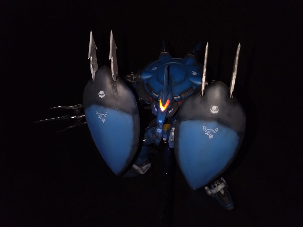 フォビドゥンブルーとヴォーテクスの見た目の違いがシールドのエンブレムの有る無しだけだそうなので、これはヴォーテクスになるんですがブルーで通そうと思います(^_^;)　　　　　　　　　　　　　　ソレらしいものがなかったもので・・・後はシールド内部の鎌もまだ取り付けてないのですが、なんか良いの見つけたら追加装備させる予定です😁