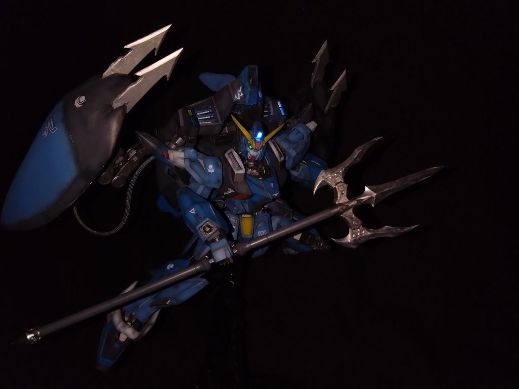 コトブキヤのウェポンセット武者に程よい三又槍が有ったので、ツバを取っ払い和風から洋風のトライデントにしてみました。　　　　　　　　　　　　　　すると違和感なく装備させられました😁