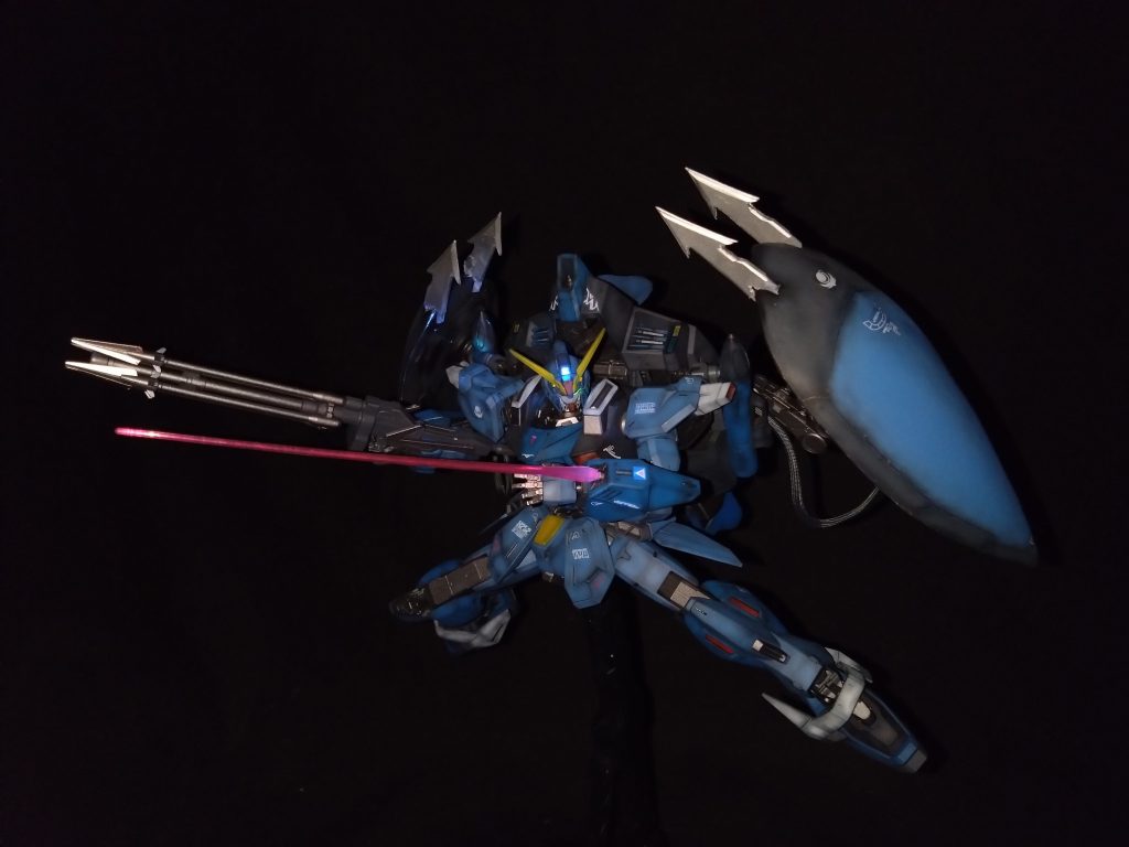 内蔵式砲門をビームサーベル発生装置に変え、　　　近接攻撃の幅も広げてます