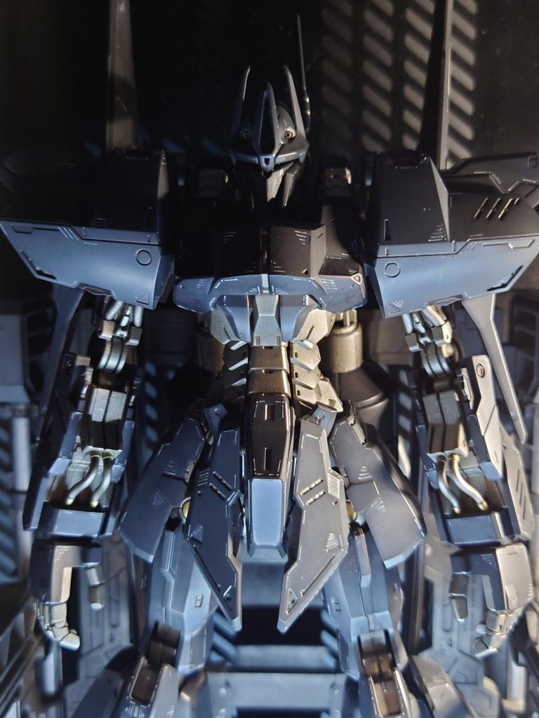 今回の仕様は、成形色にツヤ消しクリアー塗りの放置機体に、自作のツールでマイナスモールドを追加して、白のウェザリングカラーで墨入れをして仕上げてます。