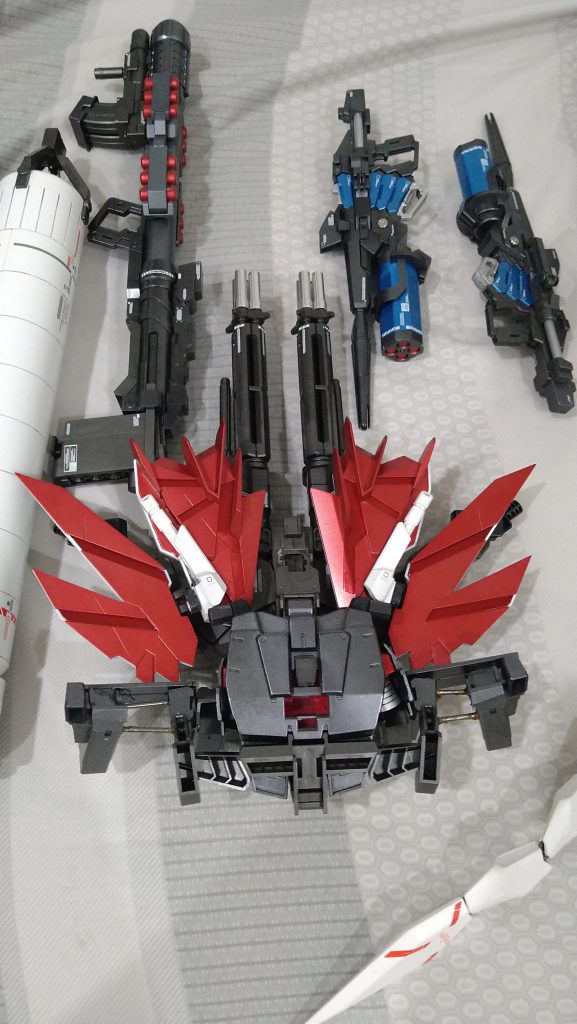 バックパックとアームド・アーマーXCと様々の武装