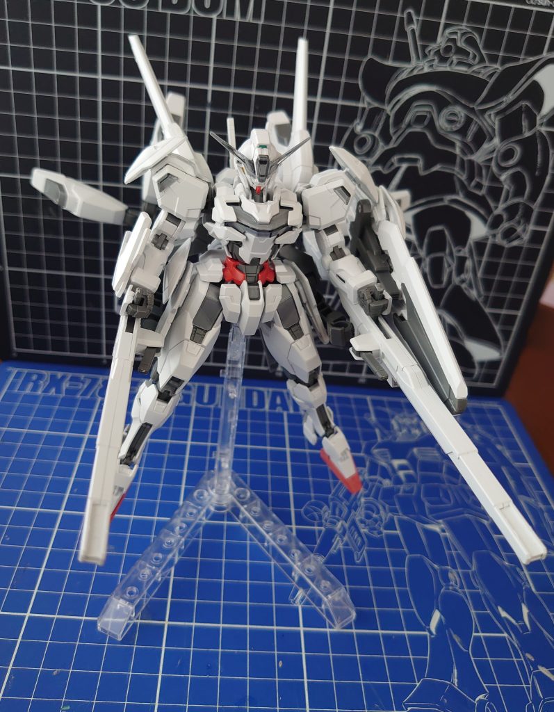 バリアプルロッドライフルを加工して左手でも持てるように。バックパックの接続ボールジョイントも加工しています。 カラーレシピ○白＝クールホワイト＋ホワイト○ブルー＝コバルトバイオレット＋インディブルー＋クールホワイト○イエロー＝マンダリンイエロー○関節＝フレームメタリック2○メカ色＝メカサフ スーパーヘヴィ○パーメット5＝蛍光レッド○カメラ関係＝蛍光グリーン