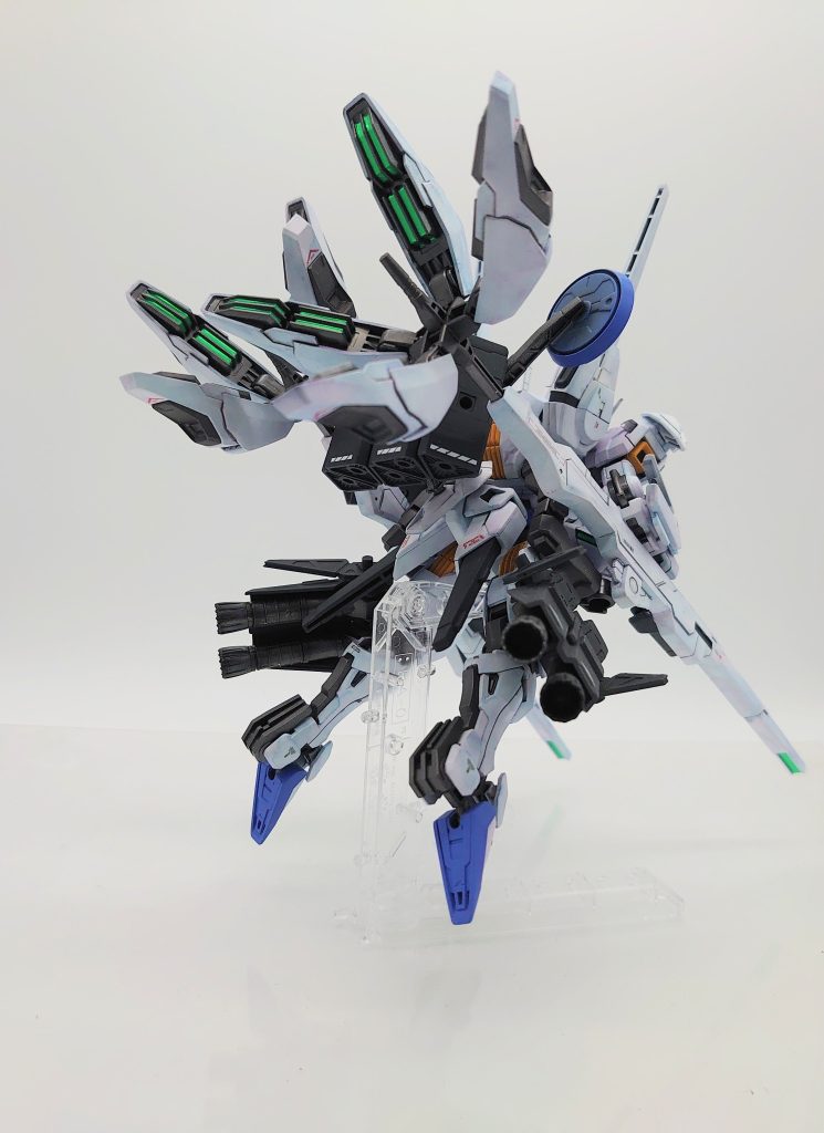 エスカッシャンのハードポイントに接続しているとマイクロミサイル&対艦反応弾ポッドは撃ち尽くした後にパージ可能。可動式のAI連動型レドームセンサーは高速巡航時に背中の後ろに隠れます。