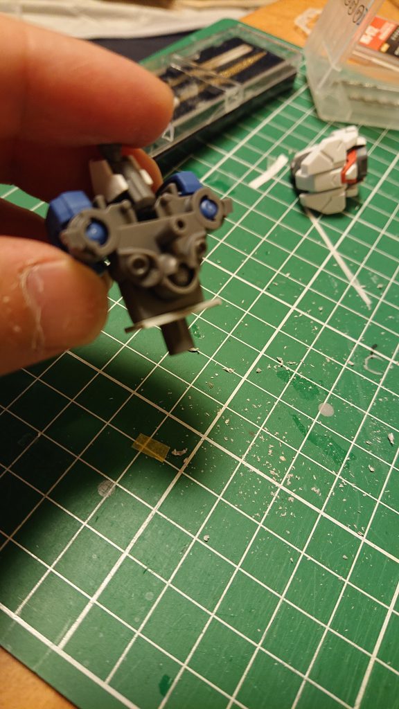 プラ板でウエスト1mm延長。