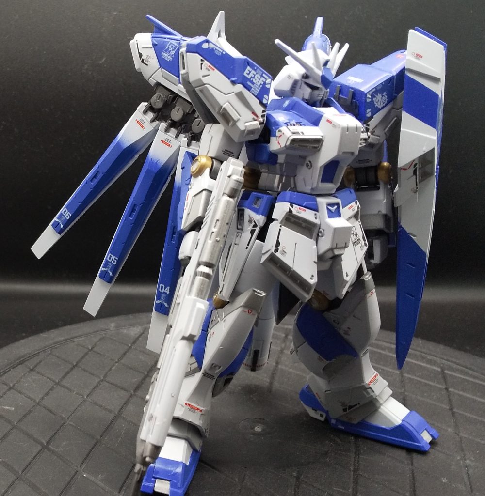 自立対策・つま先内部にウェイトを兼ねてネオジム磁石を仕込み、それ以外のスペースにも鉛シールを仕込んでいます。おかげで、ファンネルやプロペラントタンクが重くなっているわりには自立可能になりました。武装・ライフル、シールド先端の銃口を開口