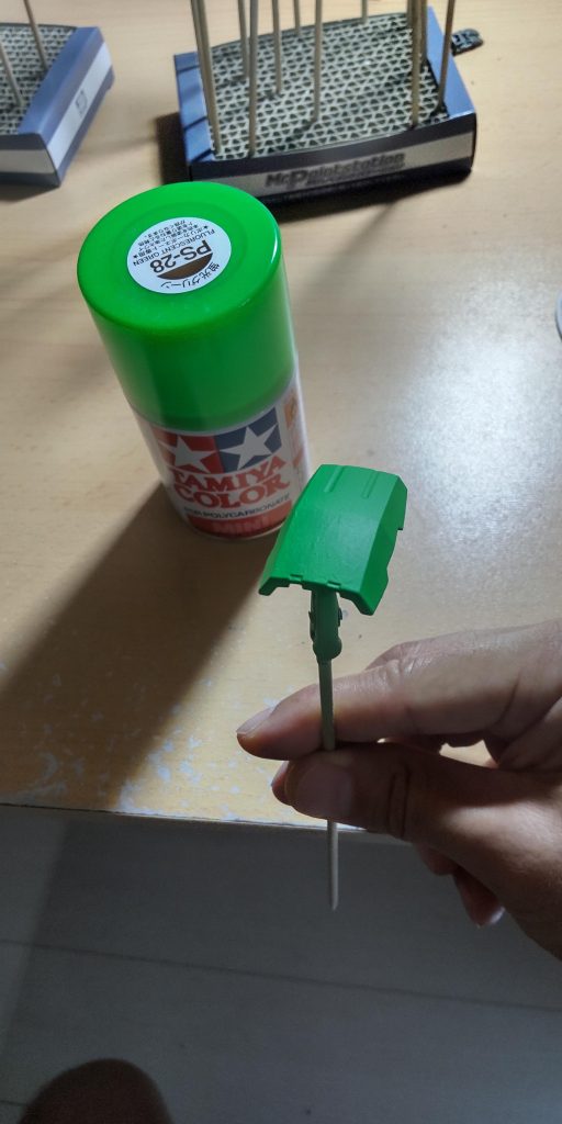 蛍光グリーンは隠蔽力が低く、厚塗りなってもイメージ通りの発色にならなかったので奥の手を使いましたww
