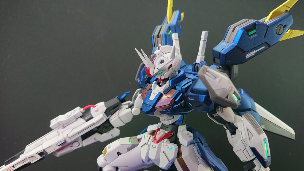 青いところは下地でスターブライトシルバーとスターブライトシルバー&スターブライトアイアンを混ぜたもので塗り分けをしています。青はクリアーブルー、クリアーパープル、クリアーブラック少々で作りました。