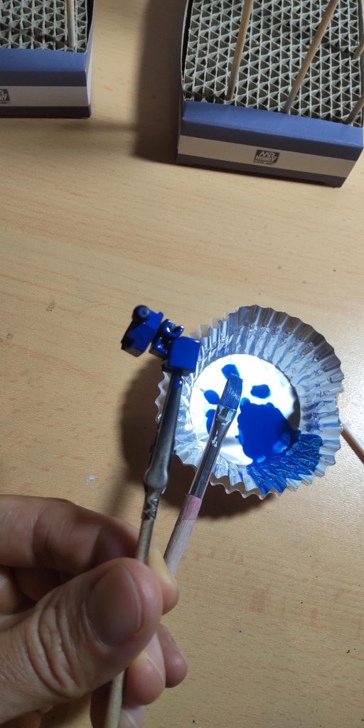 久しぶりの筆塗り全塗装です。インディブルー、イメージに近い青です。