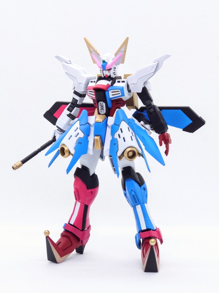 ベースはガンダムラヴファントムです。スカート周りにジャンクパーツを配置してイメージに近づけてみました。頭は涙ラインのあるデスティニーを基に、フェイスのエッジやあご周りを削って柔らかい印象にしています。