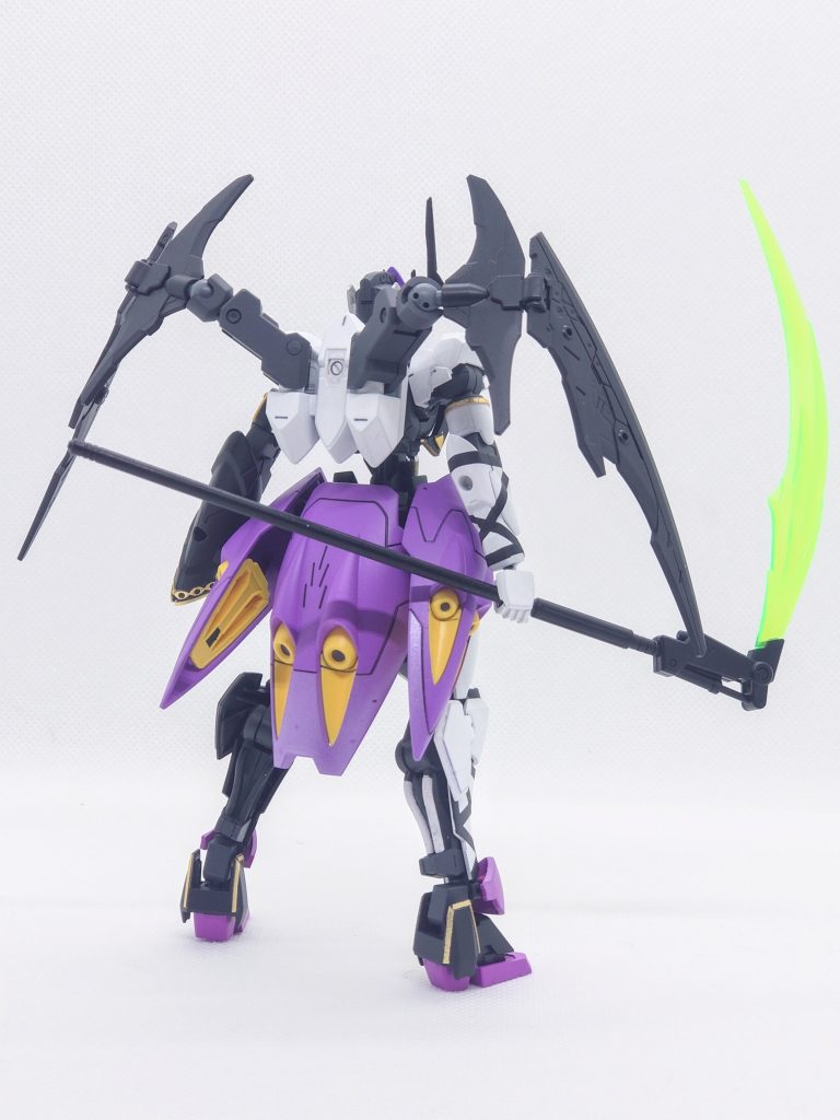 胸元といったスパンコールの部分やスカートの一部にはパール塗装をしてみました。