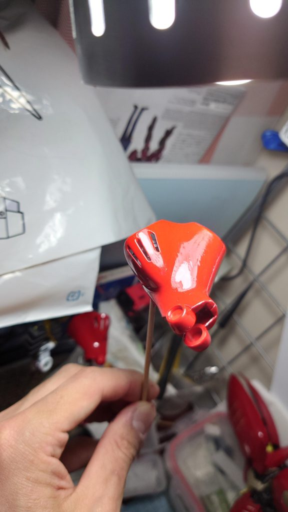 塗装は筆塗りでシルバーを下地に光沢で赤を何回か重ねその上から汚しと艶消しを使う贅沢光沢全く意味ない仕様です。