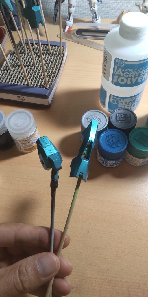 デミトレに続きアクリジョン筆塗りです。シルバー、メタリックグリーン、メタリックブルーで中々いい色が着きました。