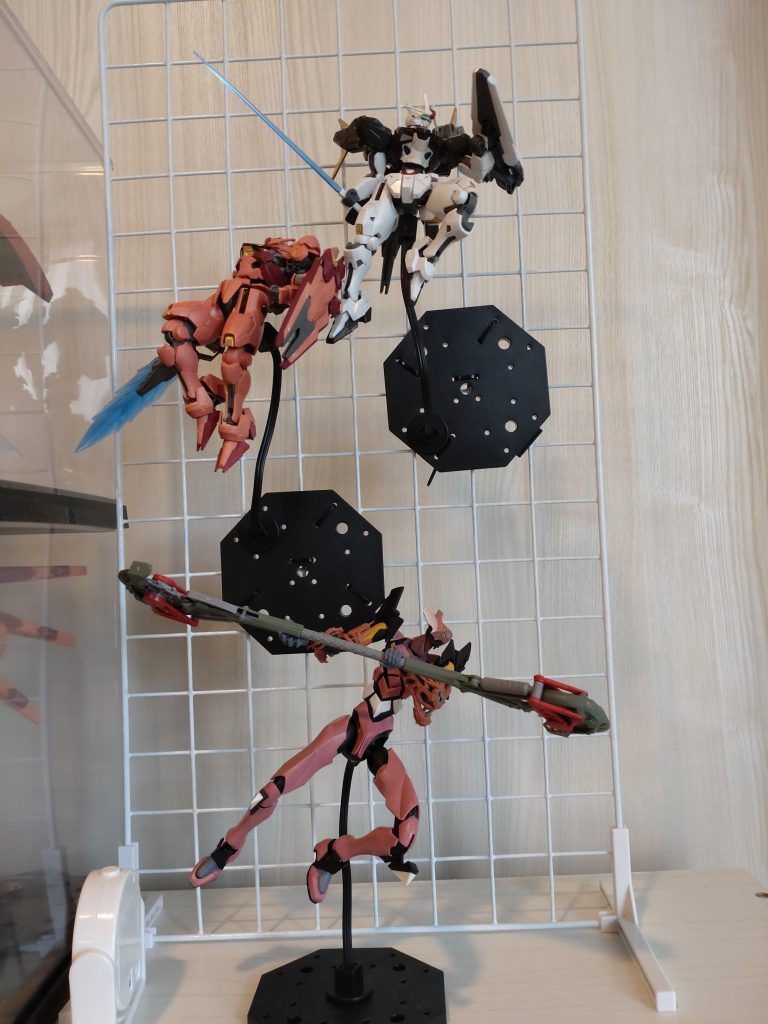 下にも飾れます上にも下にもスペースあるのでもっとアレンジ出来そうですね 