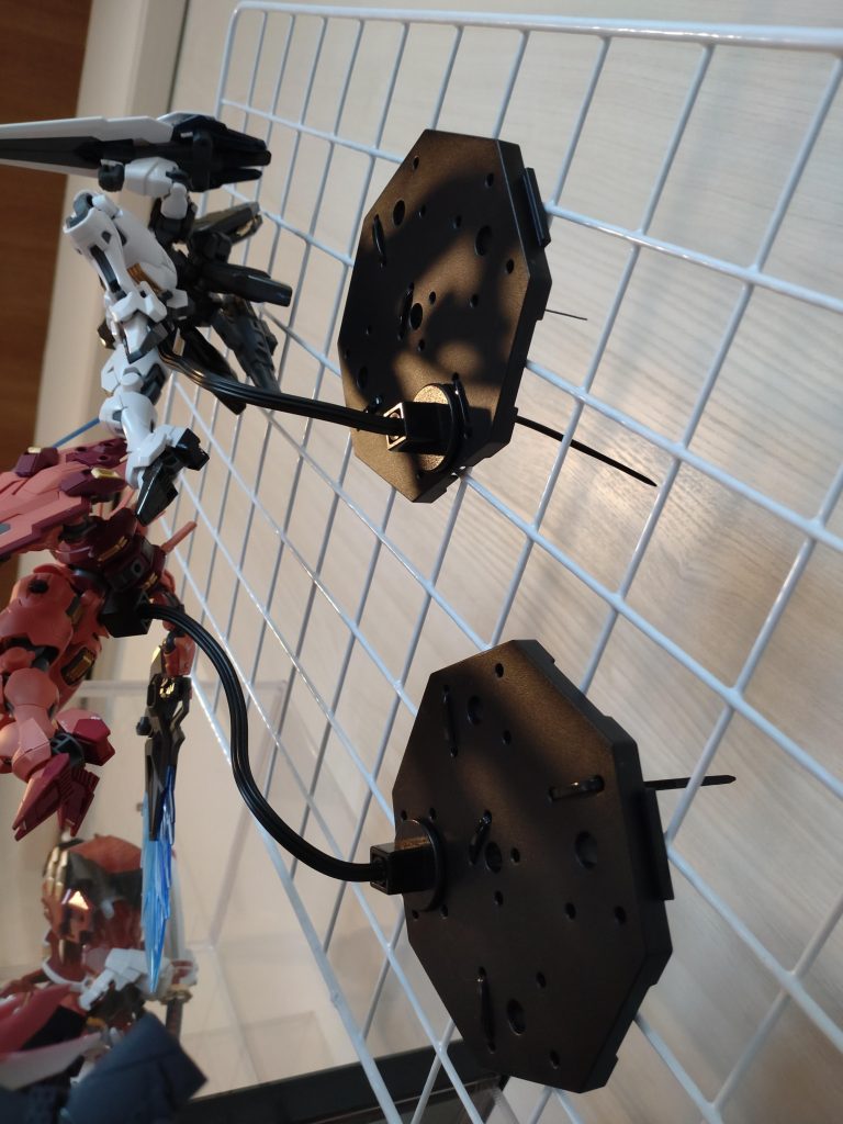 百均のクネクネディスプレイが手に入ったときから考えてましたディスプレイ✕2格子の網✕1スタンド✕2  合計550円（税込み）