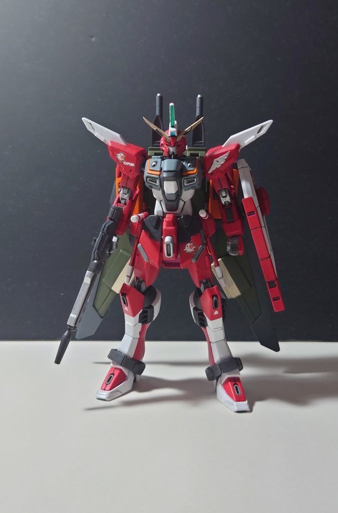 一応補色ではあるのですが本体とファトゥムに共通点を持たせたくて胸のラインをオレンジにしています。