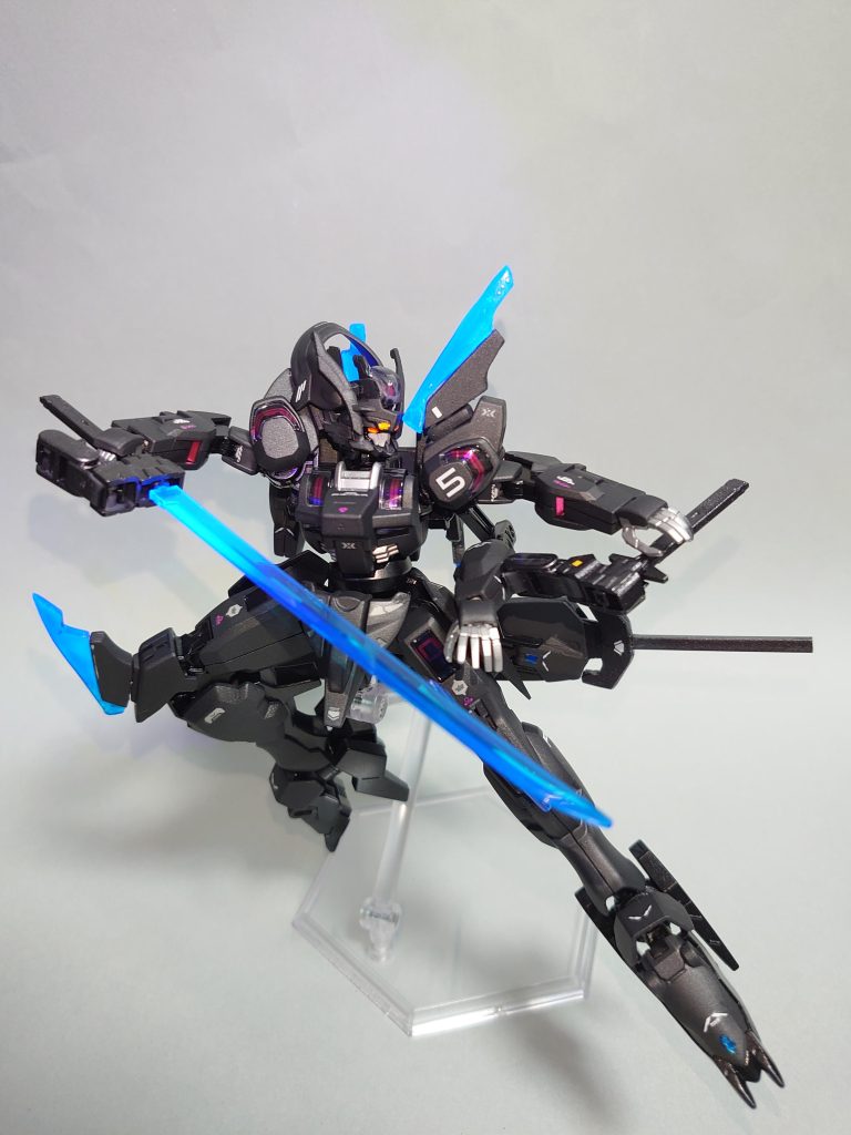 ビーム発生器は手持ちのビームカタナとしても使用可能。ダリルバルデのビームカタナやシュバルゼッテのビームブレイドと比べると発振器が小さいため出力は低下しているが、小型であるため取り回しに優れている。