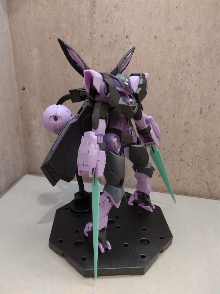 最近買った100均のフィギュア用ディスプレイスタンド、便利です。