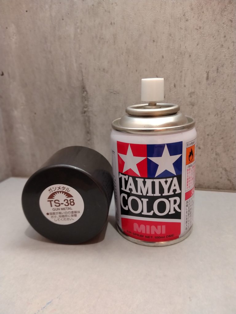 漠然と黒っぽい色にしたいと思い、プラモコーナーに行ったのですが、種類が多く悩みました。悩んだ結果、メタリックな感じになったらかっこ良さそうと思い、ガンメタルを購入しました。ランナーごと塗装したのですが、2缶消費しました。