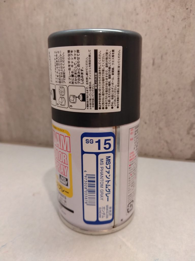 ガンダムカラースプレーのファントムグレーで塗装しました。1缶ちょうど使い切りました。体格は全く違いますが、ドムっぽい色味になり、良い感じの雰囲気になりました！