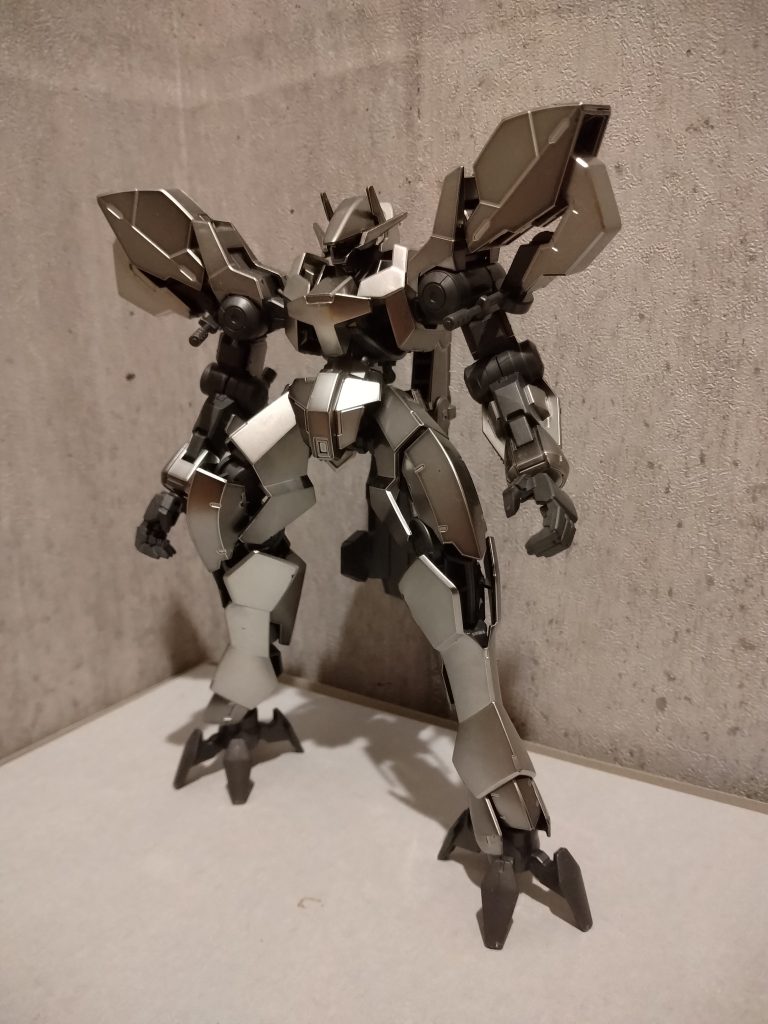 色味は濃いめの黒をイメージしていたのですが、どちらかというと黒よりのグレーに近い色に仕上りました。昔作ったグレイズアイン(アイアンブラッド)に近い色味になりました。イメージとは違う色味に仕上りましたが、これはこれで良い色になりました。初塗装でイメージ通りにいかないこともありましたが、楽しく作ることができ、大満足です!