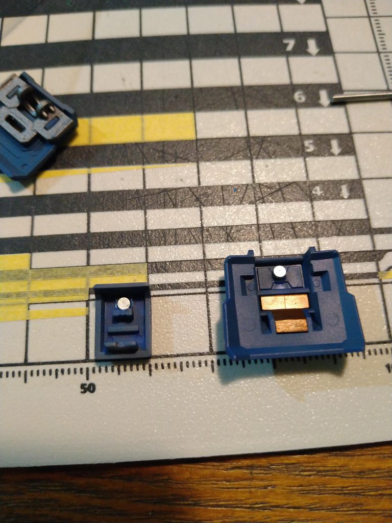増加装甲は全てネオジム磁石にしました。ゲルシートは良くわかりませんが膝の横とか胸の装甲などポロポロするのではないでしょうか?可動する時に装甲が浮く感じで磁石なら保持出来ますがシートでは剥がれるだけでは?と。