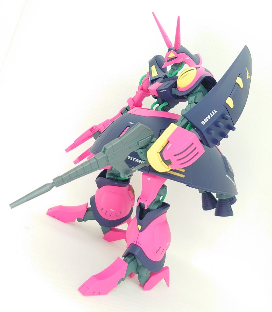 部分塗装、墨入れ、デカール、トップコートのお手軽仕上げです。MAへは塗装剥げが怖くて変形させていません(^^;)こんな見た目ですが、接地性は良好で、スタンド無しでも安定して自立します。大きい機体はそれだけで満足感が違いますね。