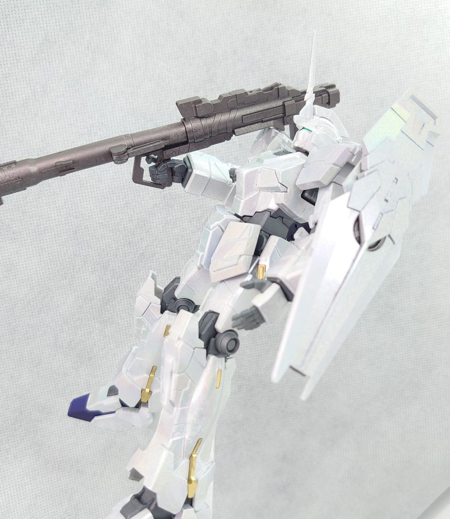 アンテナのシャープ化、塗装で仕上げました。肉眼ではきれいに見えるのですが、ホロカラーを伝える写真の技量がなくもどかしいものです。