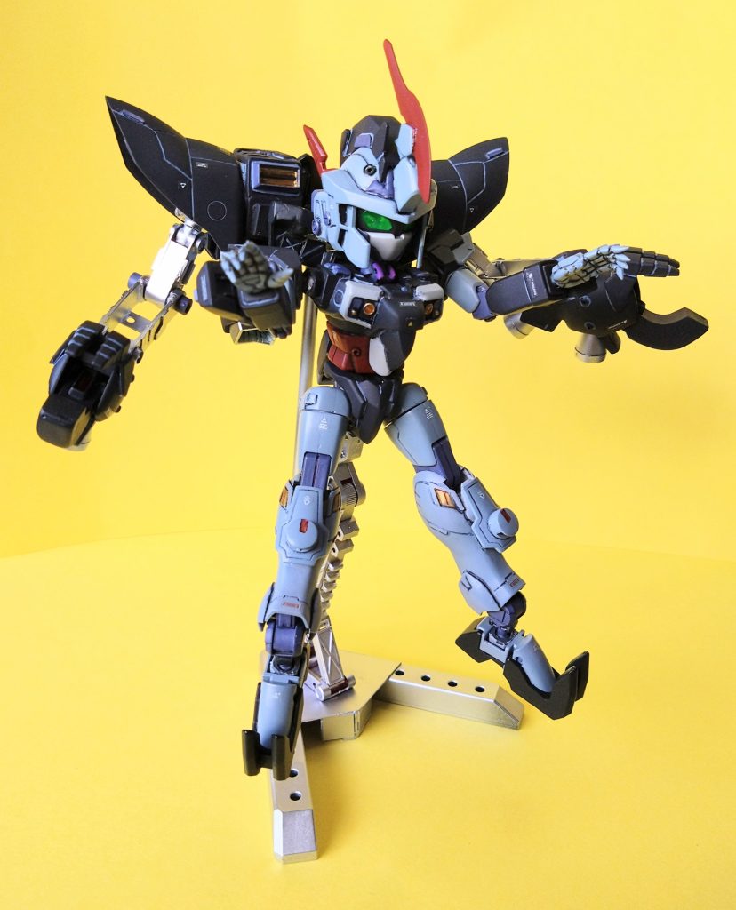 武装は大型ビームマシンガンと、ブースターのバインダー内に装備された隠し腕【ビッグハンド】。接近戦時の格闘や相手の拘束。クロー内に仕込まれたビーム砲による不意打ちで奇襲する。 