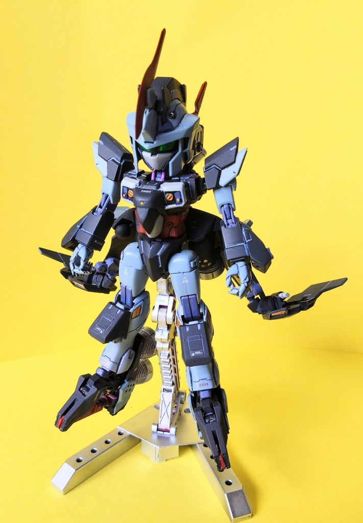 《フライトドレス装備型》リアアーマーを大型のものに。膝と足パーツをバーニア付きのものに換装した、大気圏内用形態。リアアーマーには、両サイドに一対のフライトユニット（ミノフスキークラフト的な）と、ありったけのバーニアが搭載されており、MS形態で空中のドッグファイトを可能とさせる。