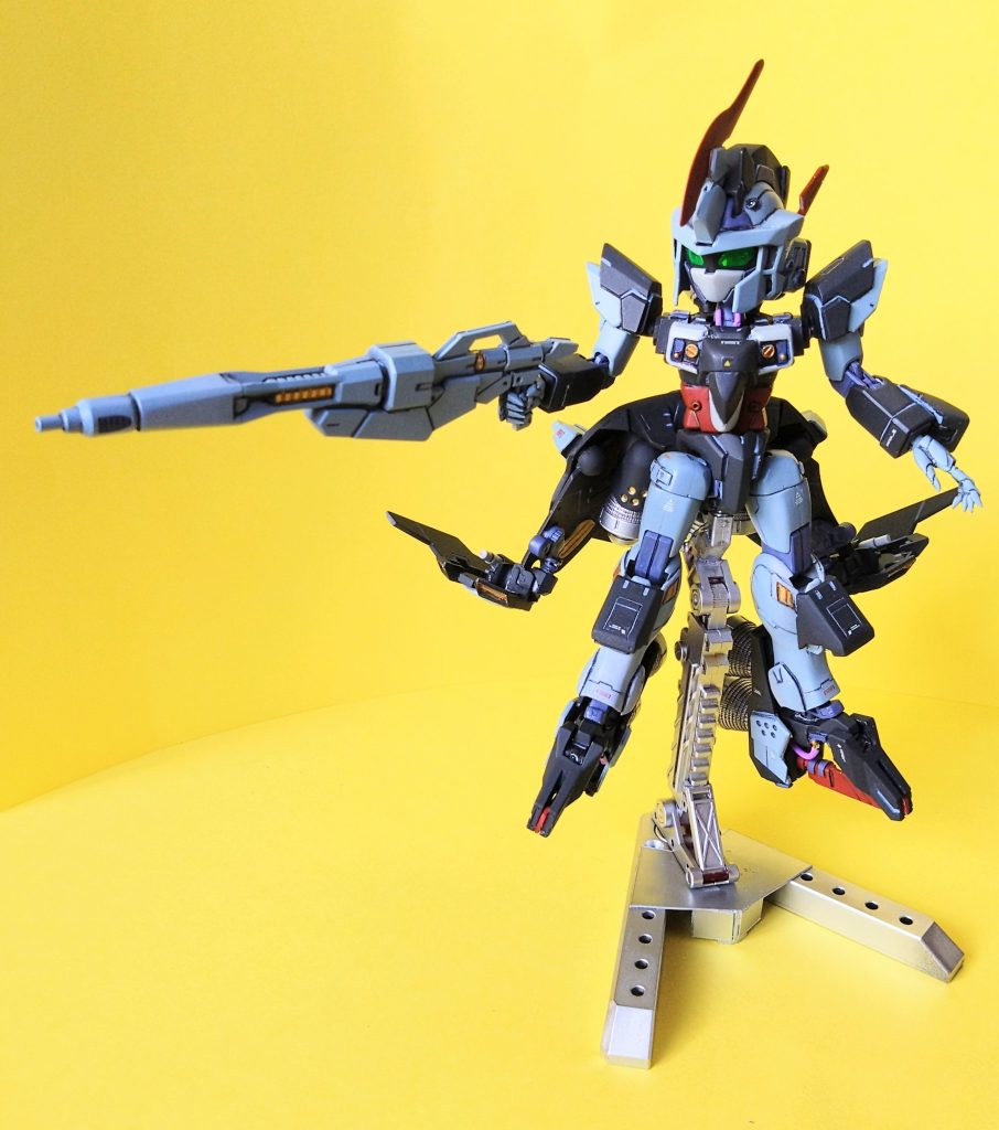 長砲身のバスターカノンを携行武器とし、高高度からの撃ち下ろし攻撃で反撃の隙を与えない。 