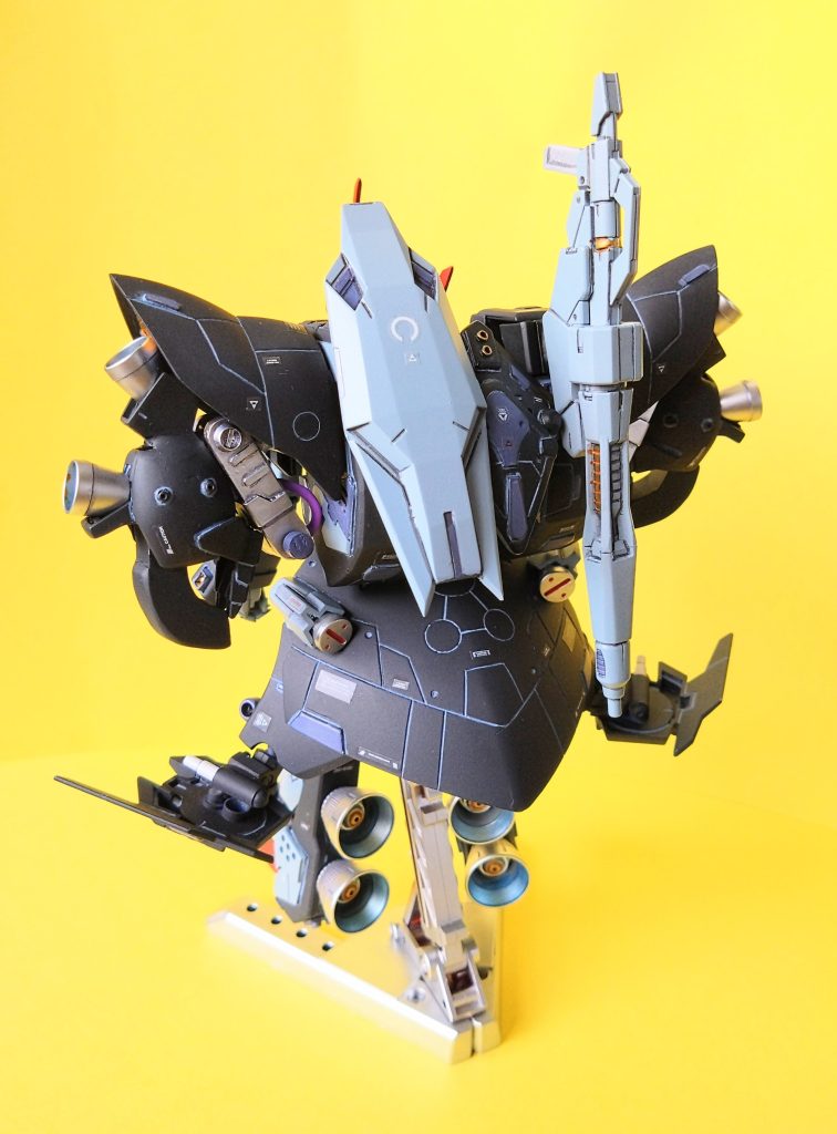 《アルマトラ・フォルム》高機動形態と大気圏内形態パーツの両方を装備・換装した、フル装備モード。