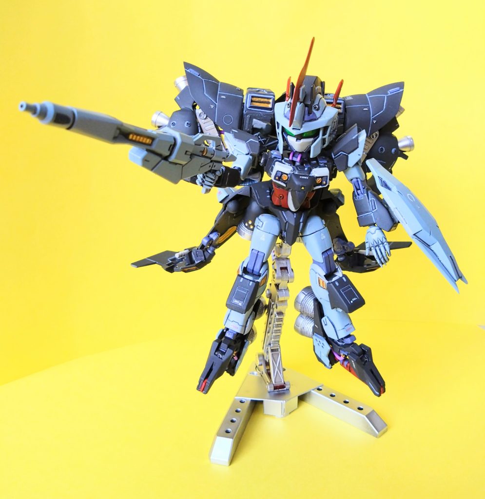 盛りに盛られたスラスターのおかげで、ハイドラ以上のピーキーな機体性能になっている。尋常ではないスピードとパワー、高火力の全兵装、それらを彼女は振り回される事なく、舞うが如く巧みに操る。シールドはEMF仕様で、電磁フィールドを発生させることが可能。そして…………………………………