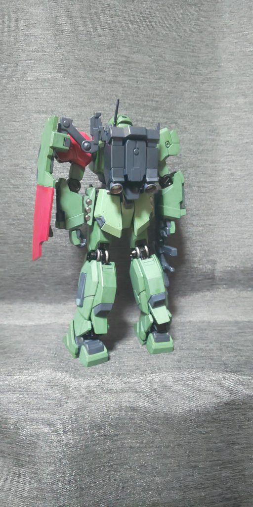 ゴウト「なーに言っとるんじゃキリコよ」バニラ「ついでに肩も赤く塗っといたぜ！ほれ、伝説のレッドショルダーみたいだろ？」キリコ「いや、レッドショルダーの赤は血のような赤で右肩だ…ではなく」ゴウト「まあ、いいじゃねーか。本番当日には専用の武器も用意してやったから、精々稼がせてくれよー？」