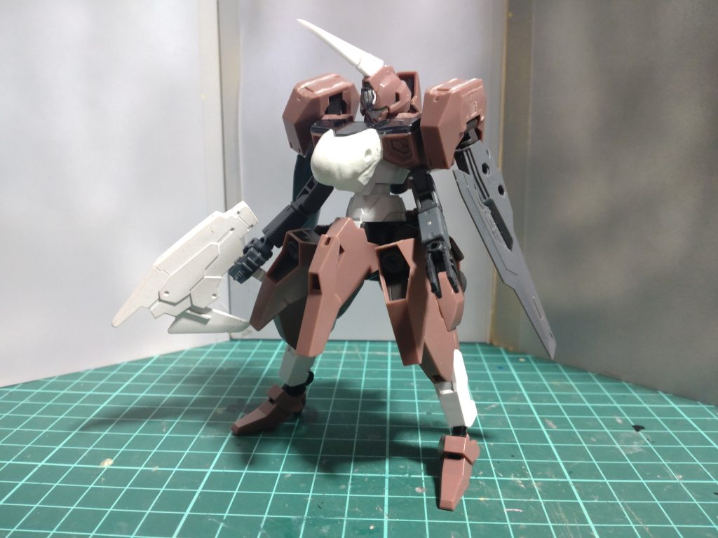 兎の顔パーツとサブアーム追加最初は手持ち武器を持たせる予定でしたが変形した時邪魔になったので止めました。踵もピンヒールに変更。