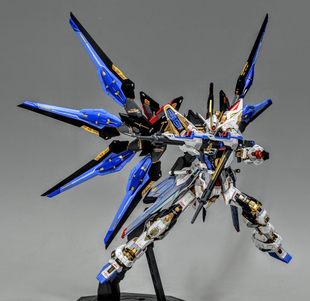 左手用のライフルは砲身が変型し合体。新方式の連結ライフルです。