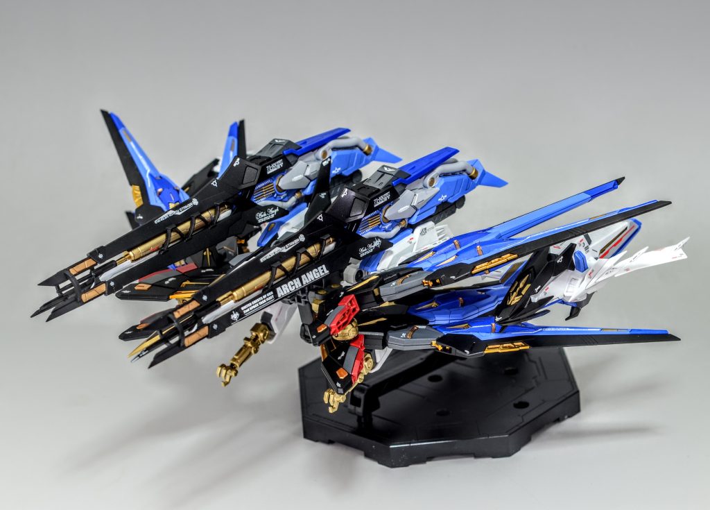 見えづらいですが機首となるテールブレードを展開した突撃戦闘を行うことも可能です。