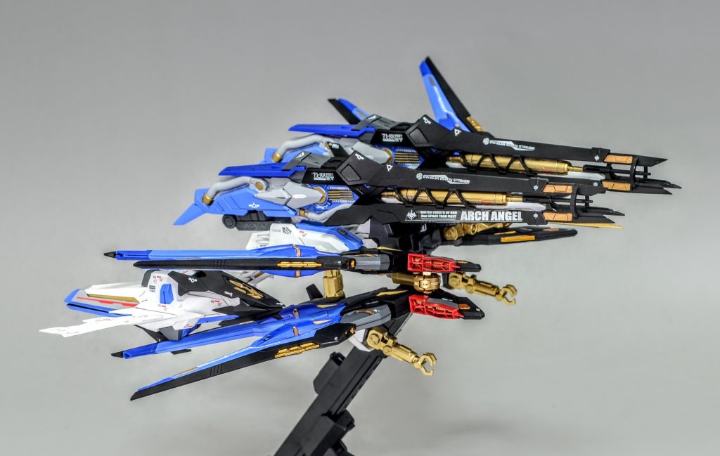 ライジングストライカーです。分離時は飛行モードへ変形します。ブースター下部に展開式のマニピュレーターを装備しており火器の装備や格闘戦が可能です。